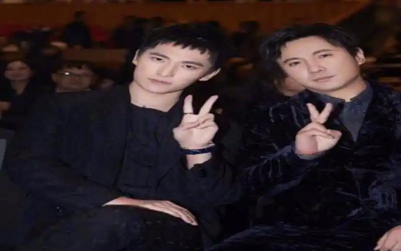 沈腾杨洋冷漠脸比剪刀手,同样是军校毕业画风差别怎么这么大