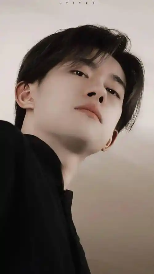 易烊千玺新大片让粉丝直呼鲨疯了