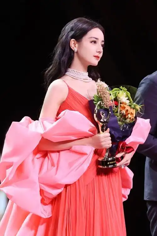 迪丽热巴微博之夜又美出新高度领奖时和李现的小插曲成焦点