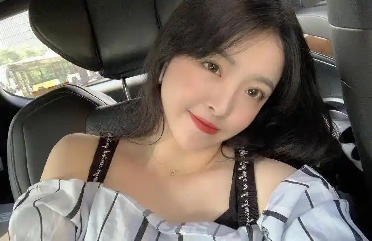 王中磊女儿王文也被传恋情后晒自拍发胖不少,发文表深意_照片_娱乐