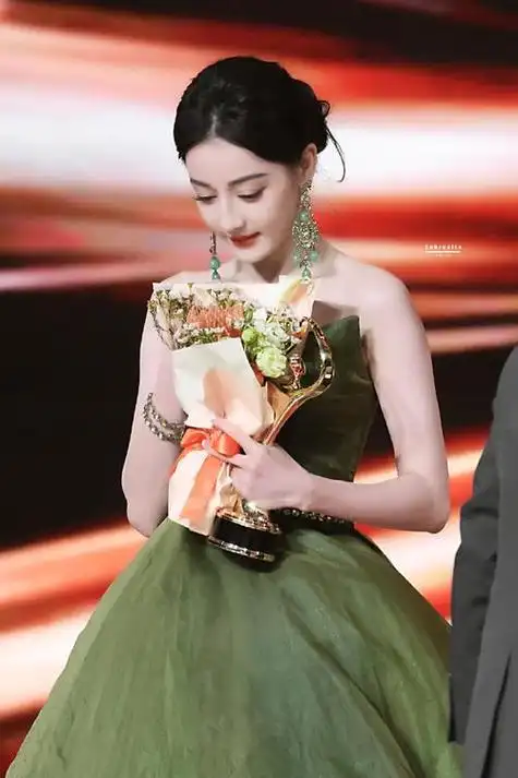 主角当然是我们的新疆美人——迪丽热巴!