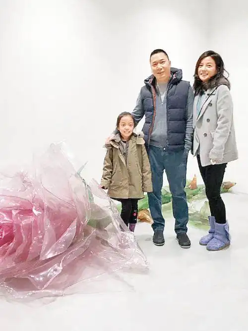 赵薇生日黄有龙晒全家福 巨型玫瑰是摆设_央广网