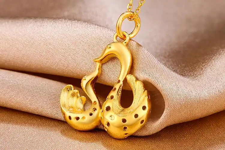 周六福珠宝999足金缕空天鹅磨砂吊坠_珠宝图片