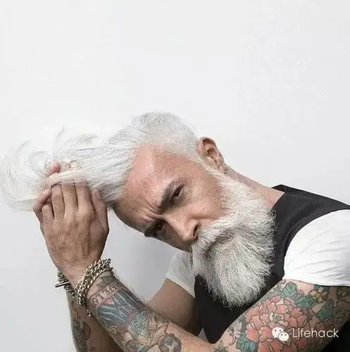 所谓爷爷灰,顾名思义就是源自一帮老男人的形象,他们天然灰白的头发