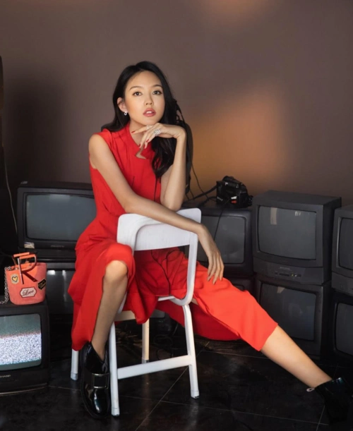 原创张梓琳难得这么高调穿抹胸裙戴硕大项链化烟熏妆气质变妖艳