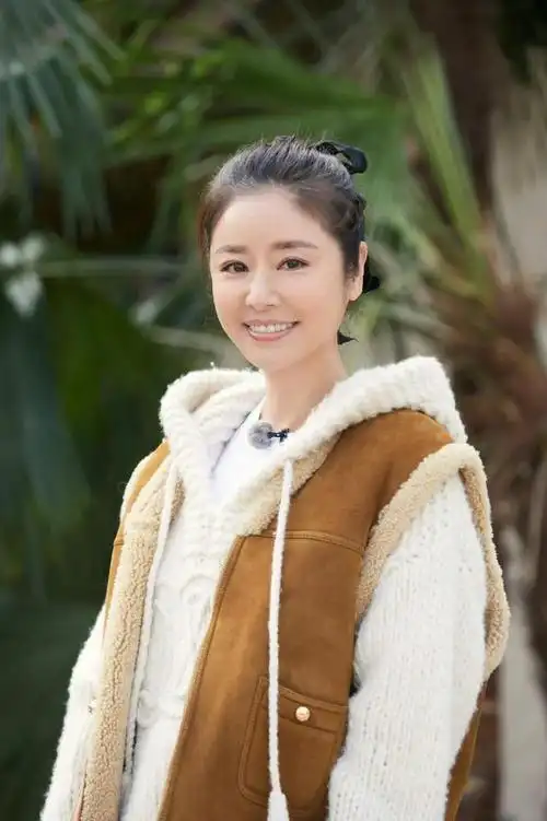 林心如又带火了秋冬新穿搭:羽绒服 阔腿裤 小白鞋,减龄又洋气