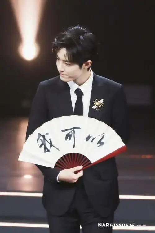 肖战[超话]# 看到你手拿这把扇子,我就知道我喜欢的你一定可以,你一