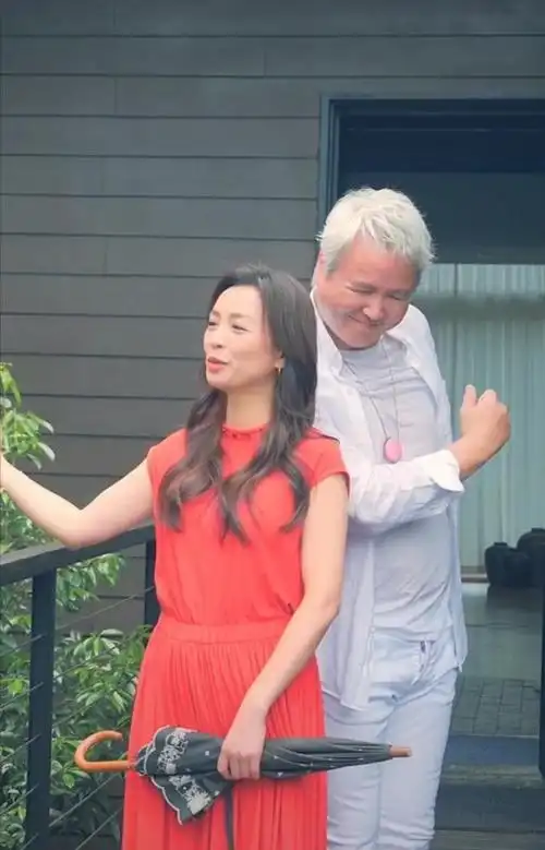 深夜为妈妈捶背按摩,爸爸林瑞阳却遭嘲像奶奶