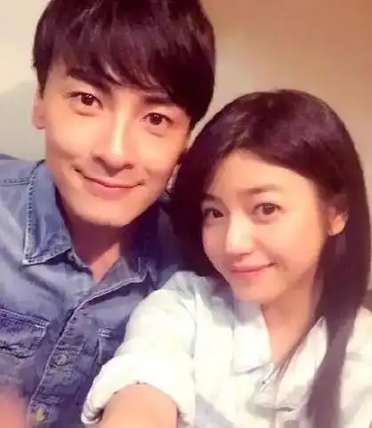 尽管陈妍希和郑元畅一直坚称彼此只是"好朋友",但仔细观察他们的微博