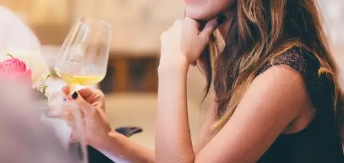 拿着酒杯的女人