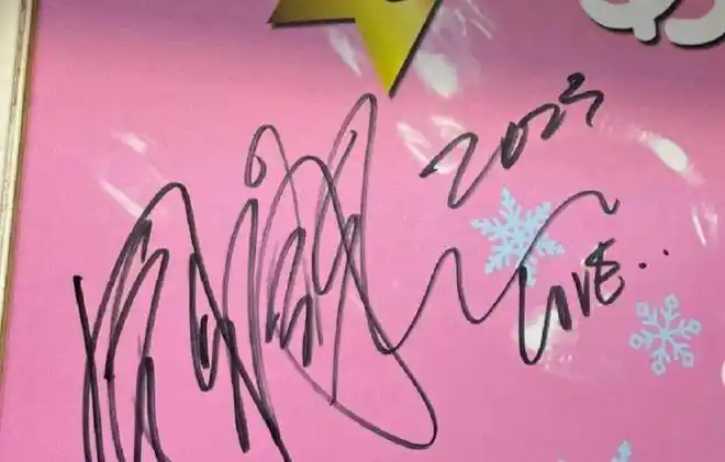 周润发给人拍照签名街边水果店老板表示不敢认太没有架子了