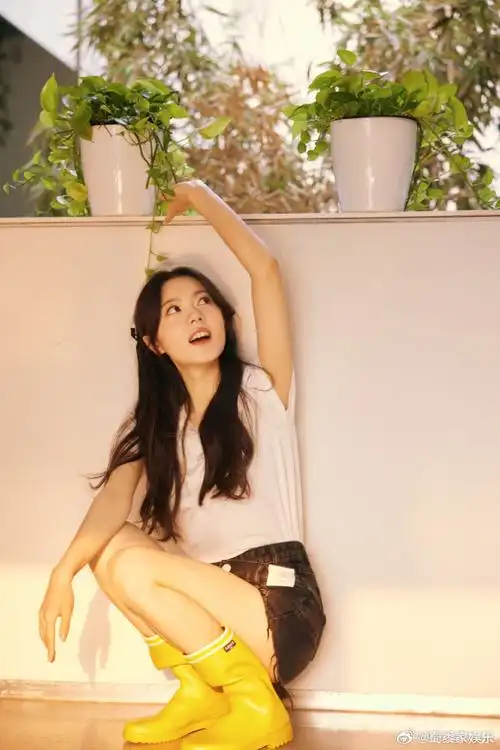 赵今麦的鹅黄色雨鞋好抢眼##元气少女赵今麦