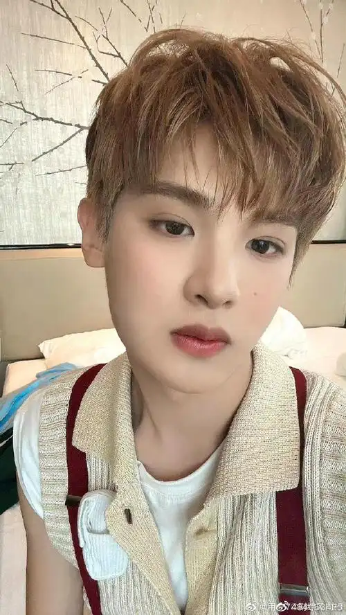 黄明昊尤长靖后台拥抱##黄明昊尤长靖拥抱