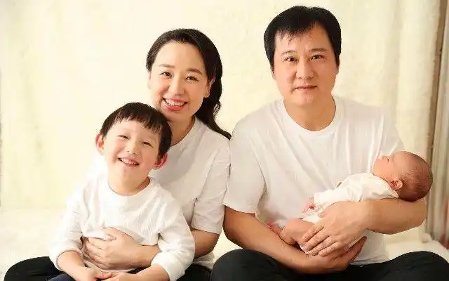 她是宋丹丹的"女儿",29岁嫁给富豪老公,婚礼司仪更是了不起