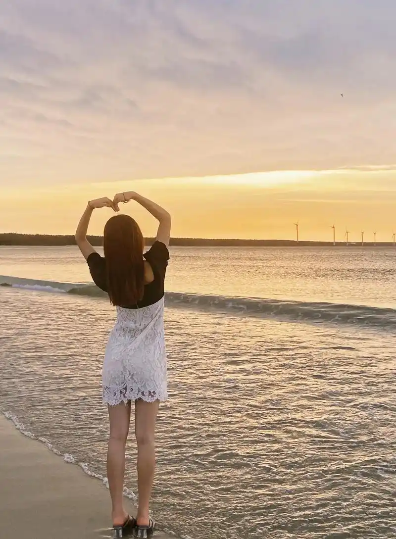 今天的记忆是带着海水味道的,看看蓝天,拥抱大海,享受阳光#享 - 抖音