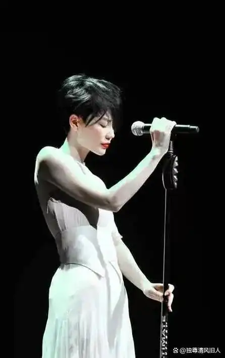 王菲母女举办ktv派对,王菲剪短发瘦身抢眼,李嫣成熟打扮似妈妈