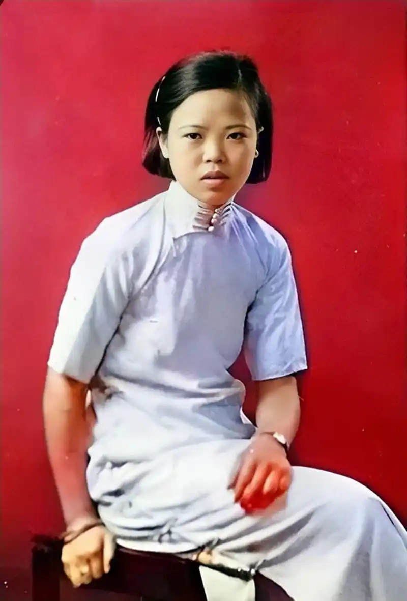 她的发型是当时女子梳理的普通发型.