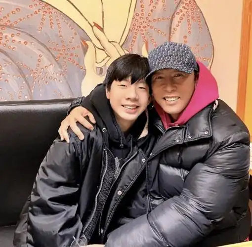 儿子身高超1米8,小眼睛像极爸爸,比哥哥受宠多了_汪诗诗_甄济_甄文焯