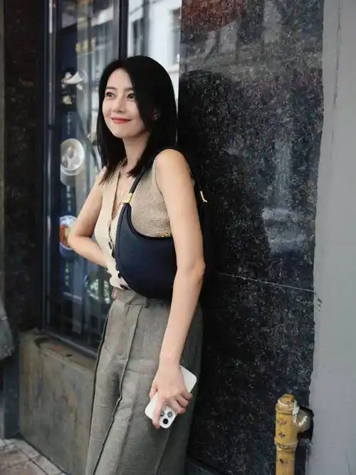 44岁高圆圆把简约风穿火了!背心 高腰阔腿裤,高级时髦又洋气