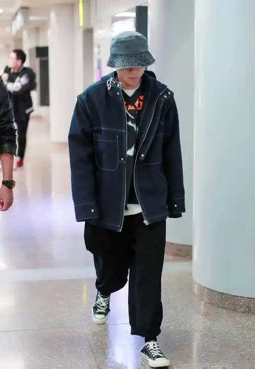 走机场也太随意,张一山又穿上次酷味夹克出街,哥哥衣柜该上新了_一身