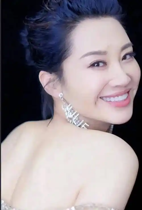 北京市国籍:中国民族:土家族外文名:summer xu本名:许晴许晴个人资料