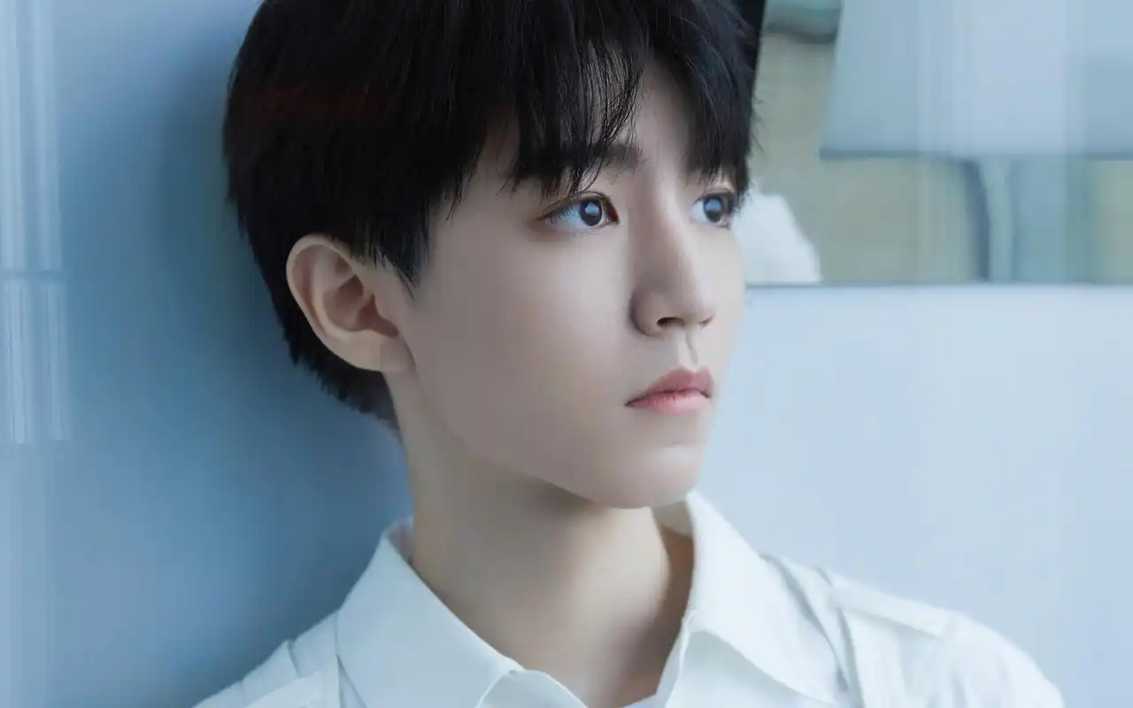 王俊凯白衫清爽帅气桌面壁纸-大陆明星-壁纸下载-美桌网