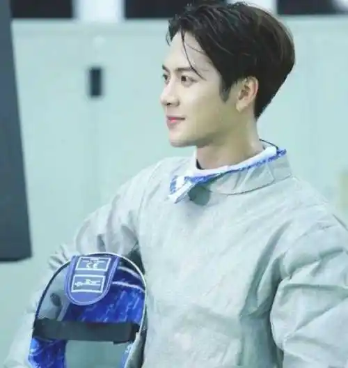 王嘉尔曾获全运会击剑冠军,父亲是前港队剑击总教练!