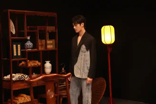 许凯拼接牛仔西装