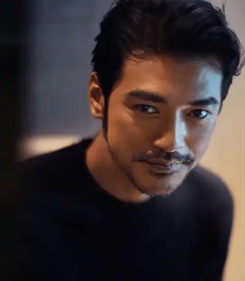 金城武近照曝光留胡子亮相杂志封面男神魅力依旧