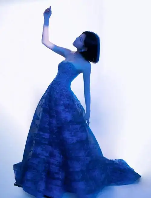 陈妍希穿蓝色刺绣花海裙 ​​​齐耳短发造型清爽|妆容|眼妆_网