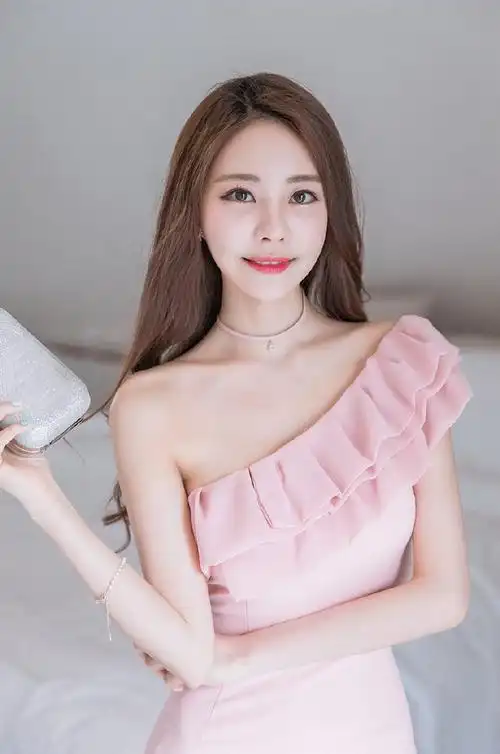 甜美女孩露肩装性感美女私房照