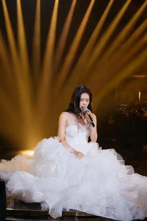 袁娅维歌手舞台照一袭白色抹胸蛋糕裙亮相美到不可方物