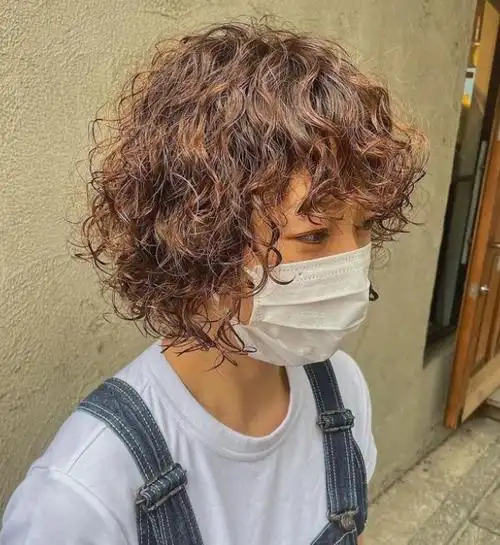 "导读:日系风格满头烫发型推荐,从发根一直烫到发尾,纹理感十足的烫发