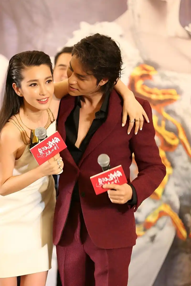 1995年,李冰冰对任泉说:"你得跟我去广州拿我的代言费啊,26万现金一个