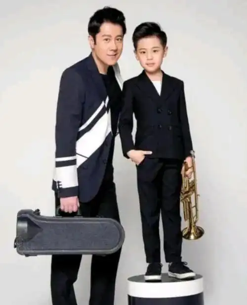 蔡国庆为小儿子晒照庆生,温馨满溢展现父子情深