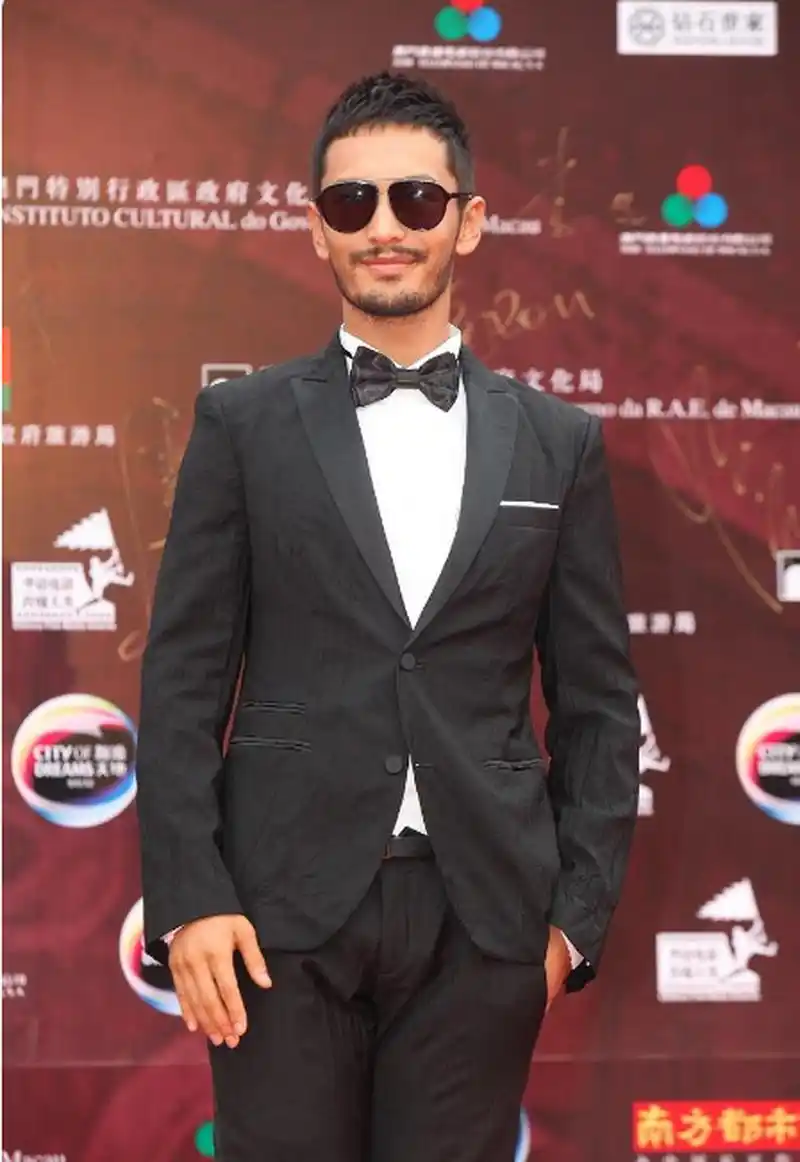 说实话,还是没有胡子好看!