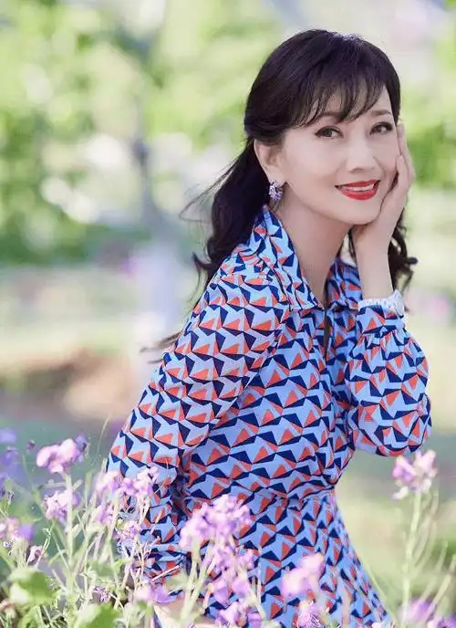 70岁赵雅芝不认老竟敢穿超短裤,大秀性感美腿,远看就像一少女