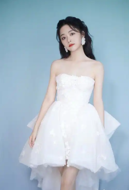 谭松韵抹胸白裙甜美写真图片23