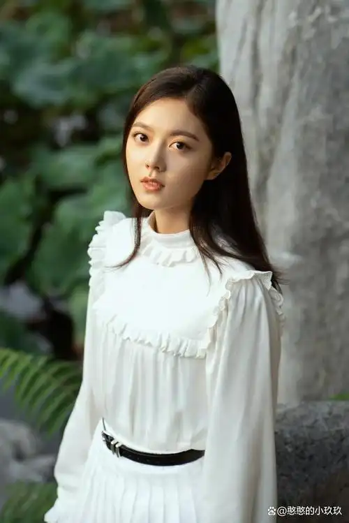 赵今麦一袭镂空白裙,甜美优雅完美融合!不愧是邻家妹妹