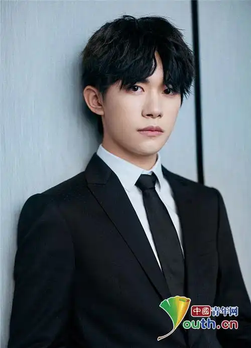 赏心悦目!易烊千玺穿黑色西装彰显绅士品格_娱乐频道_中国青年网