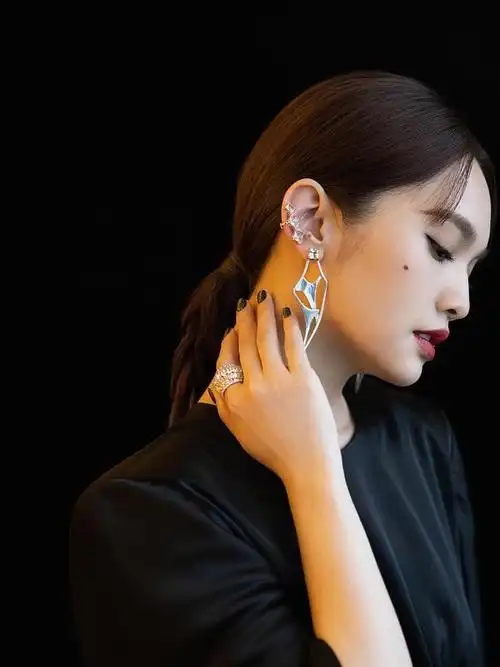 除了穿衣方面,我们还需要去重视发型和妆容以及配饰,杨丞琳这一身穿搭