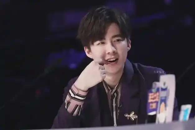 网红天花板刘宇宁主动弯腰为刘诗诗让路细心对赵丽颖嘘寒问暖