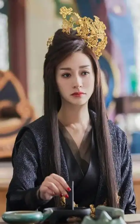 演员李小冉,40岁苦尽甘来,5个亿随便花,被丈夫宠成宝