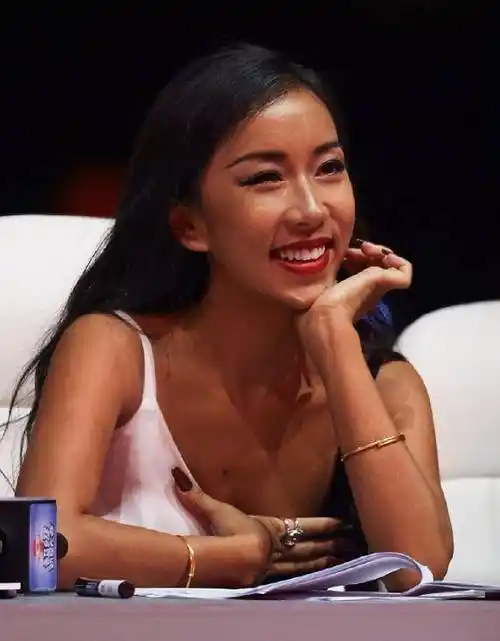 吉克隽逸"美白照"公开,气质大变认不出,果然女生还是白的好_肤色_身材