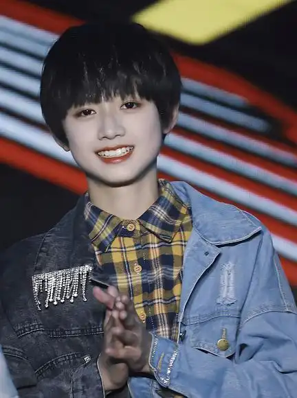 小学同学晒朱志鑫童年照,脸和腿肉嘟嘟,是他最胖的时刻