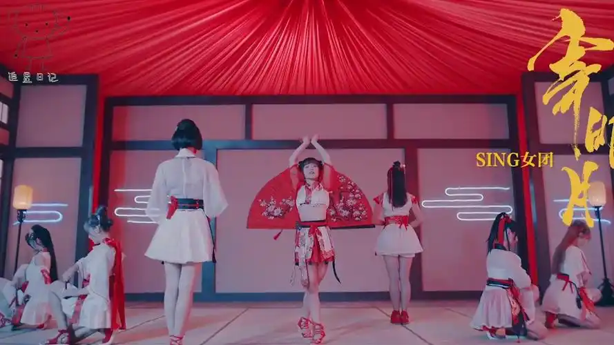 抖音最火扇子舞《寄明月》终于找到了,sing女团风情万种震撼全场