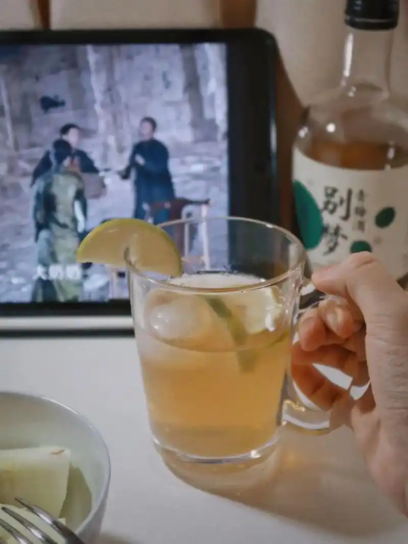 一个人也可以很好的追剧很好的喝酒90.