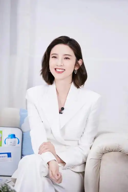 唐艺昕直播造型好圈粉,穿一身白色西装,精致干练又时髦!