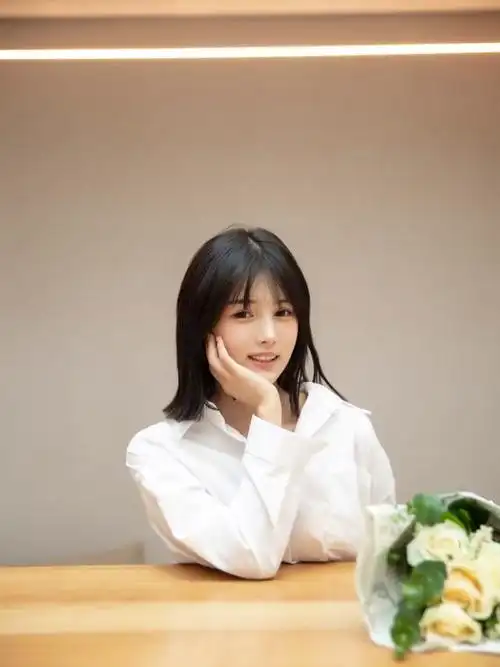 有人喜欢看女生穿宽大白衬衫的吗洒脱间透着一丝清新很漂亮