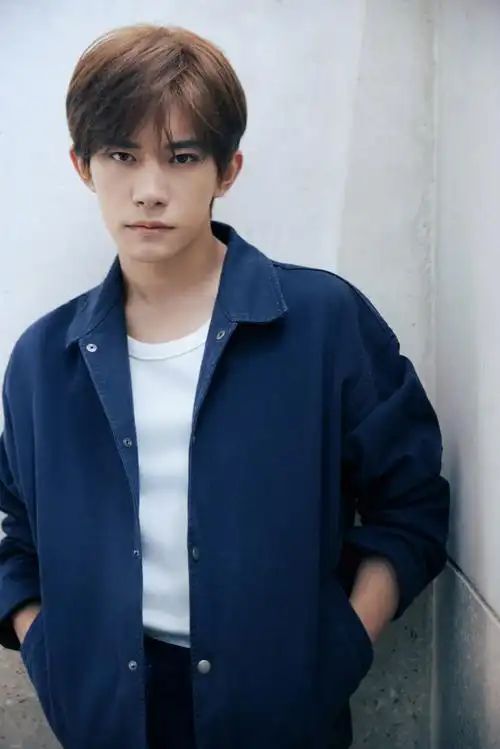 易烊千玺超话今日活动造型,深蓝套装配栗色长发,简约清爽的气质,这是